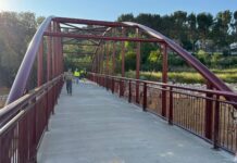 La Generalitat posa en servei la nova passarel·la de Ramón y Cajal a Xiva que substitueix la municipal arrasada per les riuades Nova passarel·la metàl·lica de Xiva