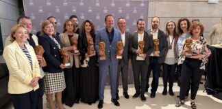 Foto grupal dels ajuntaments premiats per la FVMP en les edicions de 2024 i 2025