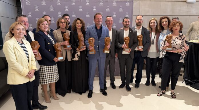 Foto grupal dels ajuntaments premiats per la FVMP en les edicions de 2024 i 2025