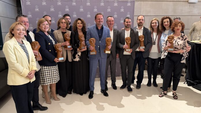 7televalencia Foto grupal de los ayuntamientos premiados por la FVMP en las ediciones de 2024 y 2025 Foto grupal dels ajuntaments premiats per la FVMP en les edicions de 2024 i 2025