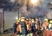 Un incendio en un taller de motos obliga a evacuar un edificio en Quart de Poblet Bomberos accediendo al local afectado por el incendio de Quart de Poblet