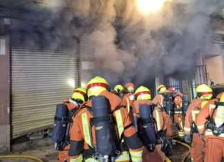 Bomberos accediendo al local afectado por el incendio de Quart de Poblet