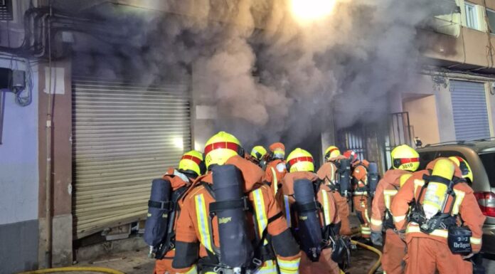 Un incendio en un taller de motos obliga a evacuar un edificio en Quart de Poblet Bomberos accediendo al local afectado por el incendio de Quart de Poblet
