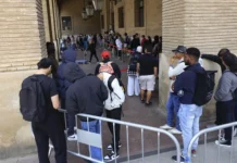 Estafas y colapso en el arranque de la regularización de migrantes en València Migrantes en la cola para solicitar la regulación