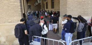 Migrantes en la cola para solicitar la regulación