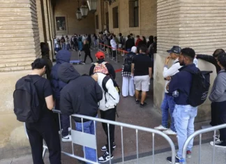 Migrantes en la cola para solicitar la regulación