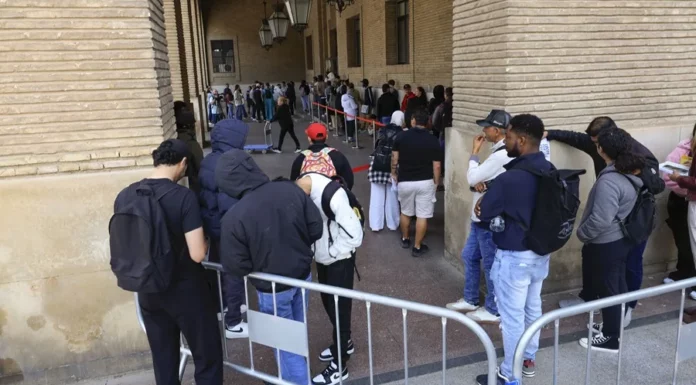 Migrantes en la cola para solicitar la regulación
