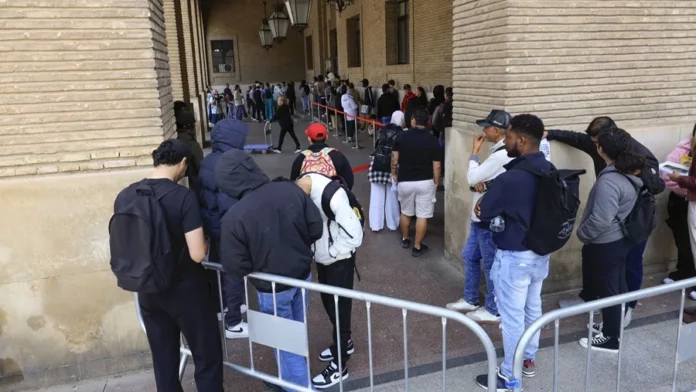 Migrantes en la cola para solicitar la regulación