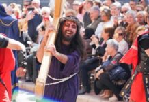 Así es el joven Denís Madrid que da vida a Cristo en La Pasión de Benetússer