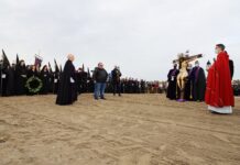 Dos cofradías de la Semana Santa Marinera recuerdan a orillas de la playa a los fallecidos en el mar