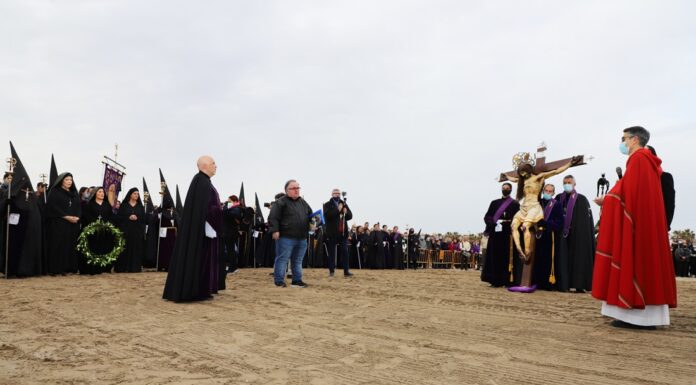 Dos cofradías de la Semana Santa Marinera recuerdan a orillas de la playa a los fallecidos en el mar