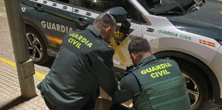 Guardia Civil inspeccionando unos gallos de pelea