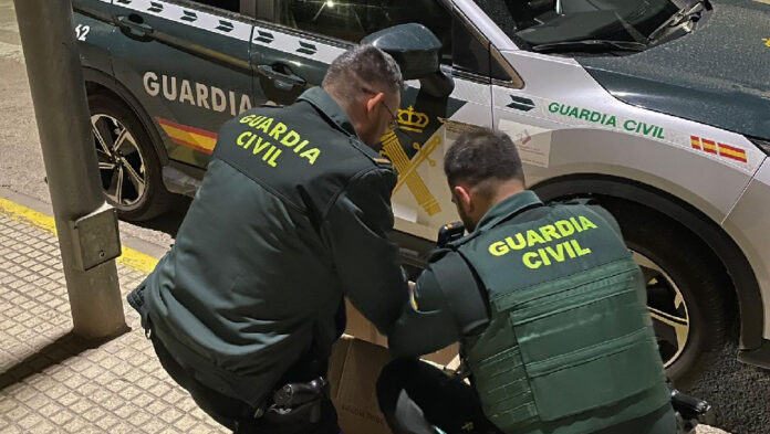 Foto 1 (3) Guardia Civil inspeccionando unos gallos de pelea