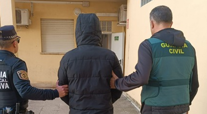 Detienen a cuatro hombres tras el robo en un bar de Oliva
