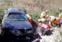 Sobrevive un conductor tras caer por un barranco en Aielo de Malferit