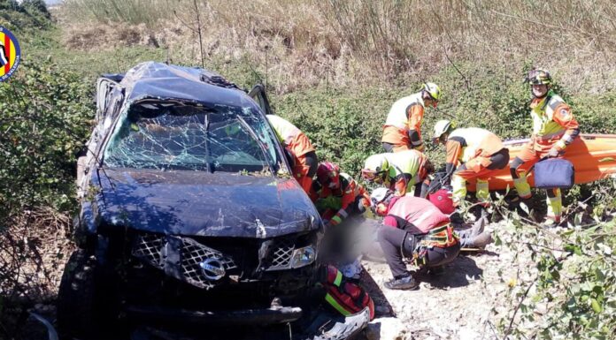Sobrevive un conductor tras caer por un barranco en Aielo de Malferit