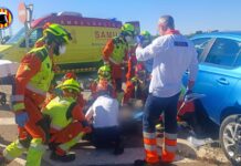 Rescatan al conductor de un patinete que había quedado atrapado bajo un coche en Torrent