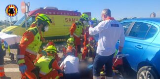 Rescatan al conductor de un patinete que había quedado atrapado bajo un coche en Torrent