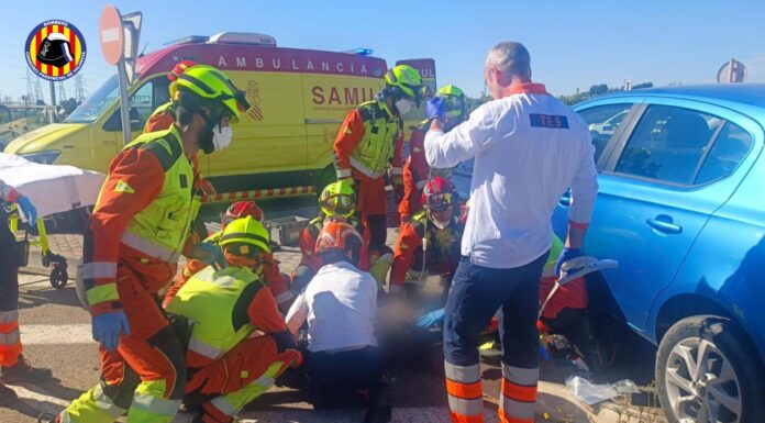 Rescatan al conductor de un patinete que había quedado atrapado bajo un coche en Torrent