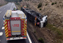 Un camión que transportaba coches se sale de la carretera en Almansa