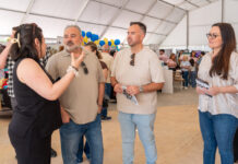 Paterna es bolca amb el comerç local en la seua nova campanya pel Dia de la Mare José Manuel Mora y Lucas Jodar visitando a los comerciantes en la Feria de Comercio celebrada el fin de semana pasado