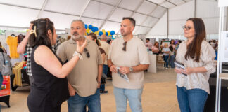 José Manuel Mora y Lucas Jodar visitando a los comerciantes en la Feria de Comercio celebrada el fin de semana pasado