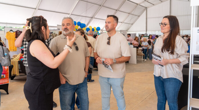 José Manuel Mora y Lucas Jodar visitando a los comerciantes en la Feria de Comercio celebrada el fin de semana pasado