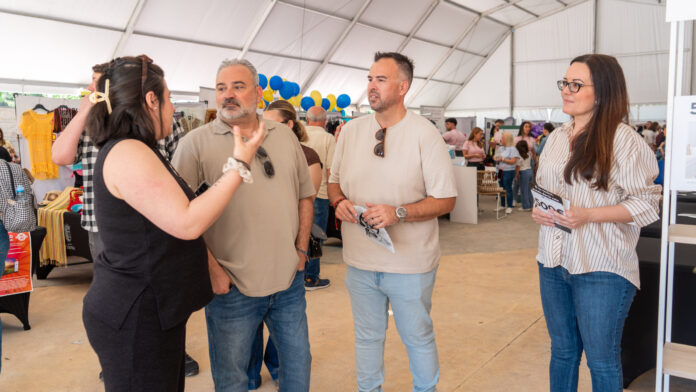 José Manuel Mora y Lucas Jodar visitando a los comerciantes en la Feria de Comercio celebrada el fin de semana pasado José Manuel Mora y Lucas Jodar visitando a los comerciantes en la Feria de Comercio celebrada el fin de semana pasado