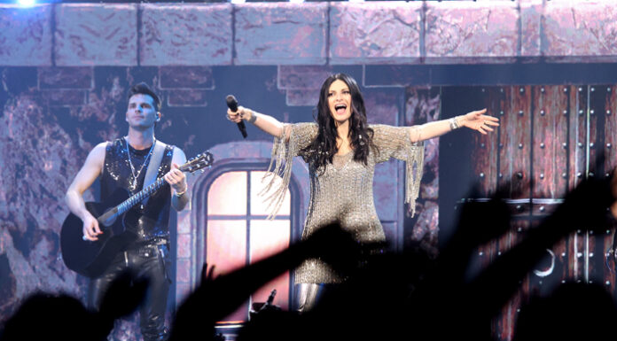 Laura Pausini deslumbra en el Roig Arena ante más de 12.000 asistentes