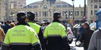 Una pelea con lanzamiento de piedras y sillas en la calle deja seis detenidos en Valencia