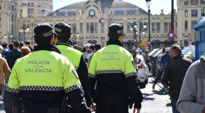 Una pelea con lanzamiento de piedras y sillas en la calle deja seis detenidos en Valencia