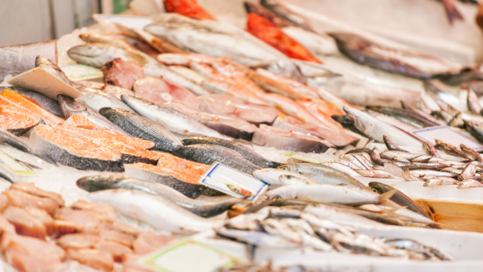 Retiran del mercado salmón ahumado por contaminación: marcas afectadas y síntomas de intoxicación