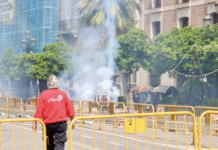 Valencia se llena de pólvora por San Vicente Ferrer con mascletà y un ‘castell de pals’ Valencia se llena de pólvora por San Vicente Ferrer con mascletà y un 'castell de pals'