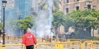 Valencia se llena de pólvora por San Vicente Ferrer con mascletà y un 'castell de pals'