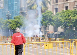 Valencia se llena de pólvora por San Vicente Ferrer con mascletà y un 'castell de pals'