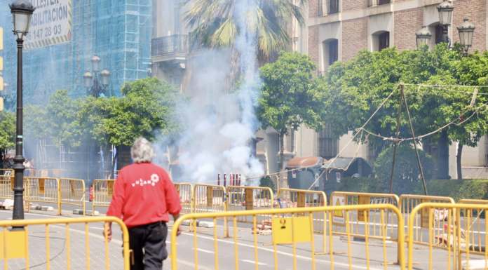 Valencia se llena de pólvora por San Vicente Ferrer con mascletà y un ‘castell de pals’ Valencia se llena de pólvora por San Vicente Ferrer con mascletà y un 'castell de pals'