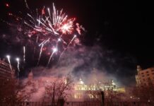 Así puedes ver gratis la «mascletà» nocturna de este sábado desde el balcón del Ayuntamiento