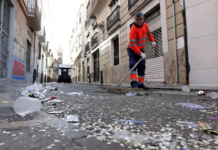 Tirar una colilla, escupir en la calle o arrojar un chicle se multará con hasta 3.000 euros en Valencia Tirar una colilla, escupir en la calle o arrojar un chicle se multará con hasta 3.000 euros en Valencia
