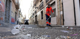 Tirar una colilla, escupir en la calle o arrojar un chicle se multará con hasta 3.000 euros en Valencia