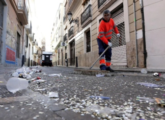 Tirar una colilla, escupir en la calle o arrojar un chicle se multará con hasta 3.000 euros en Valencia