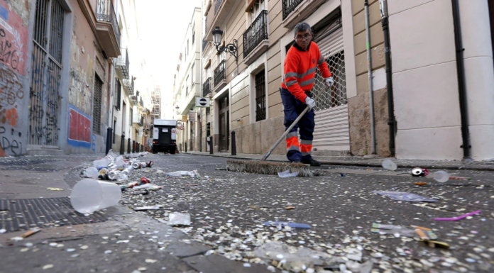 Tirar una colilla, escupir en la calle o arrojar un chicle se multará con hasta 3.000 euros en Valencia