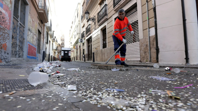 Tirar una colilla, escupir en la calle o arrojar un chicle se multará con hasta 3.000 euros en Valencia