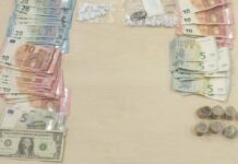 Detenido en València por extorsionar a mujeres y traficar con droga Dinero en efectivo y cocaína intervenida por la Policía Nacional durante el registro en la vivienda del detenido en València.