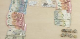 Dinero en efectivo y cocaína intervenida por la Policía Nacional durante el registro en la vivienda del detenido en València.