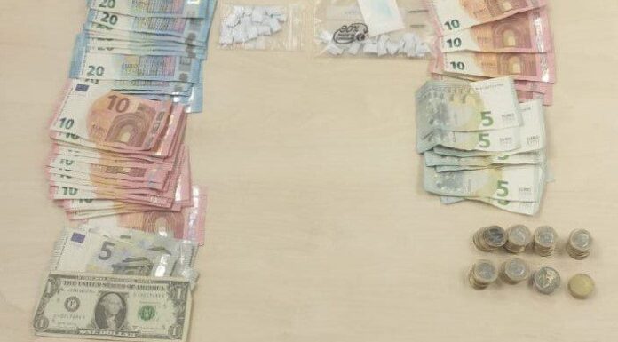Detenido en València por extorsionar a mujeres y traficar con droga Dinero en efectivo y cocaína intervenida por la Policía Nacional durante el registro en la vivienda del detenido en València.
