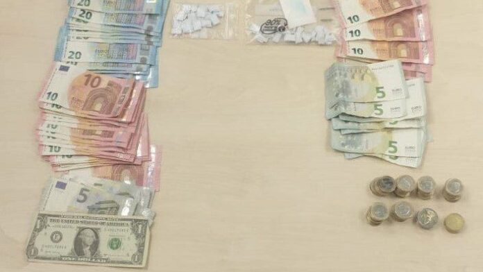 WhatsApp Image 2026-04-20 at 12.40.17 (1) Dinero en efectivo y cocaína intervenida por la Policía Nacional durante el registro en la vivienda del detenido en València.