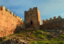 El castillo de Serra: una ruta entre historia y naturaleza a 30 kilómetros de Valencia