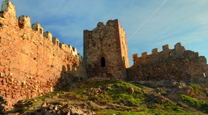 El castillo de Serra: una ruta entre historia y naturaleza a 30 kilómetros de Valencia