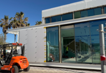 Llegan a la playa de la Malvarrosa los nuevos chiringuitos