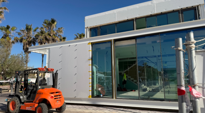 Llegan a la playa de la Malvarrosa los nuevos chiringuitos